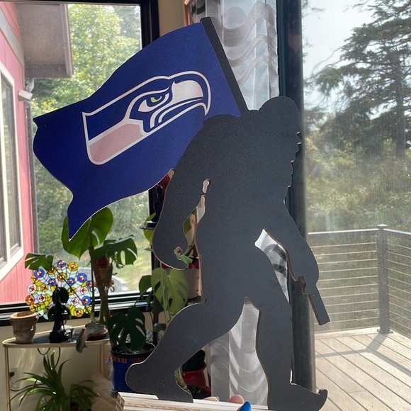 ***SOLD********Seattle Seahawks 18" Team Logo Bigfoot - Picture 8 of 9